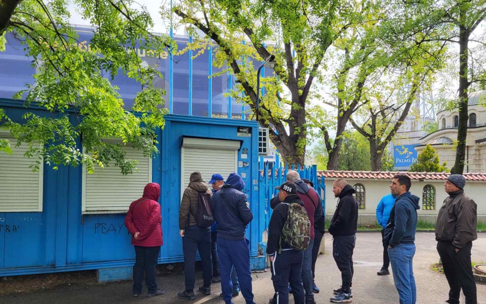 Опашка за билети пред 