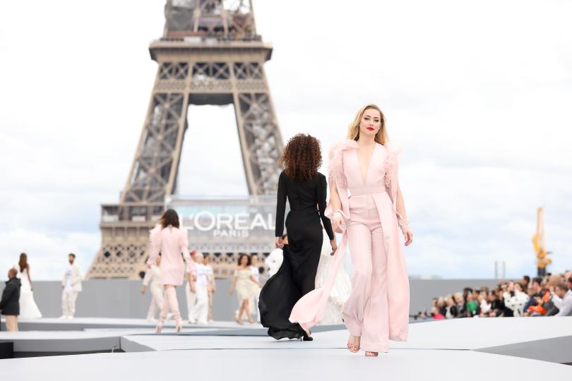 <p>Ревю на&nbsp;L&#39;Oreal Paris по време на Парижката седмица на модата, 2021 г.</p>