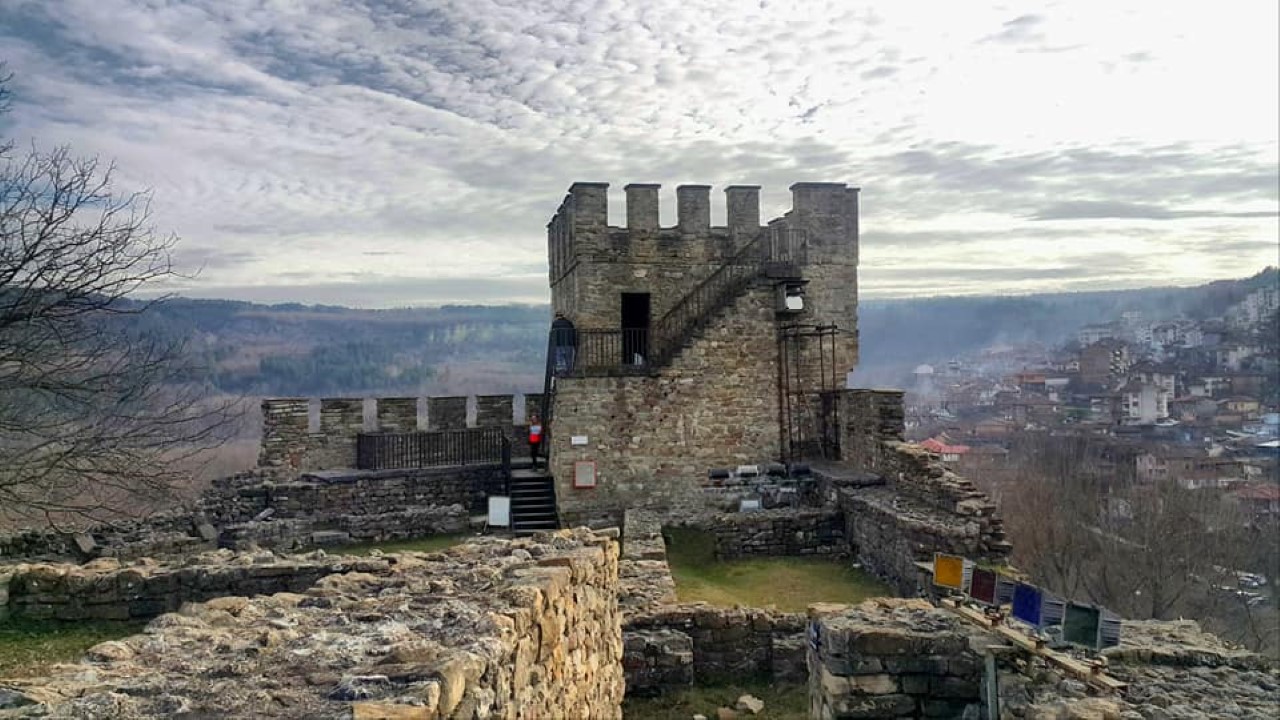 Мъж падна от крепостта Царевец, тежко ранен е