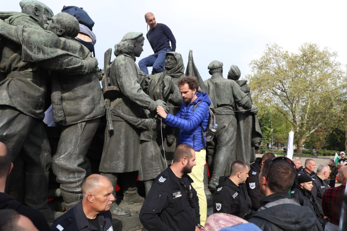 <p>Напрежение между протестите пред паметника на Съветската армия</p>