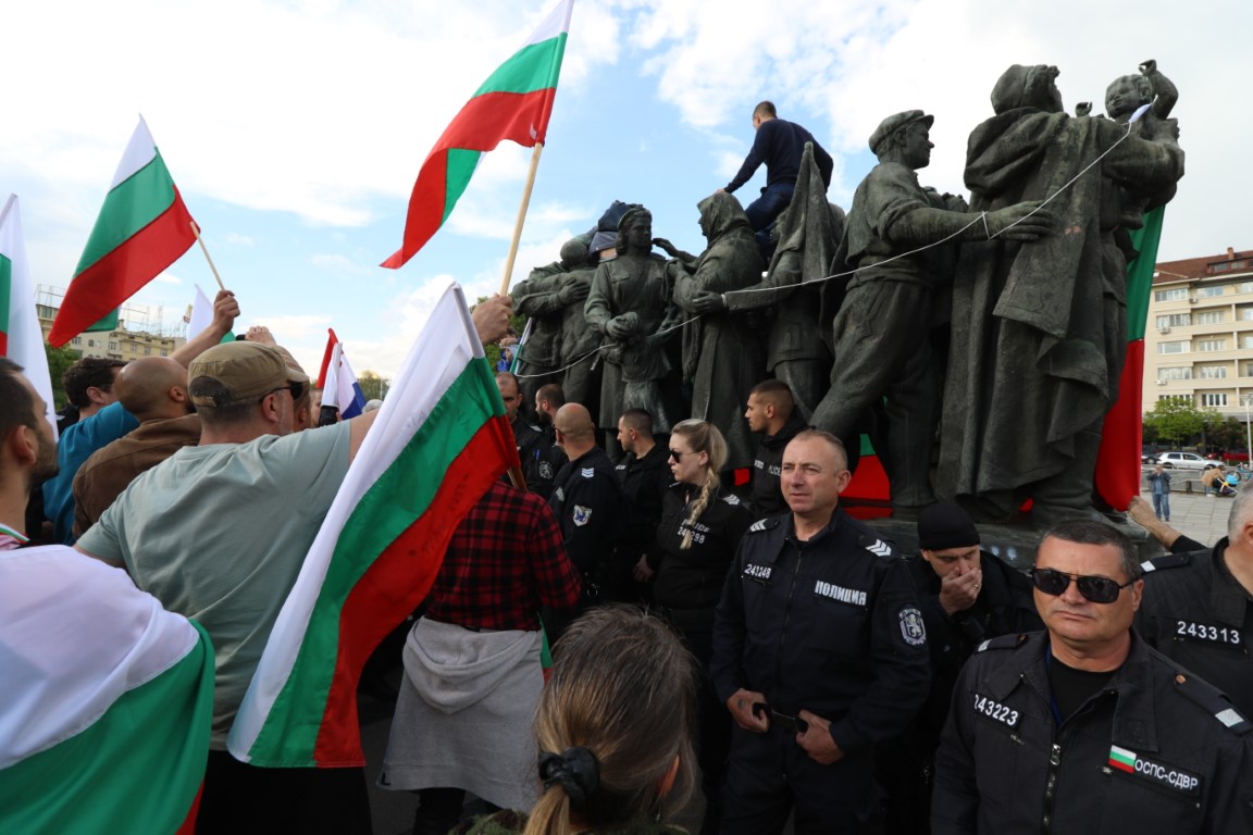 <p>Напрежение между протестите пред паметника на Съветската армия</p>