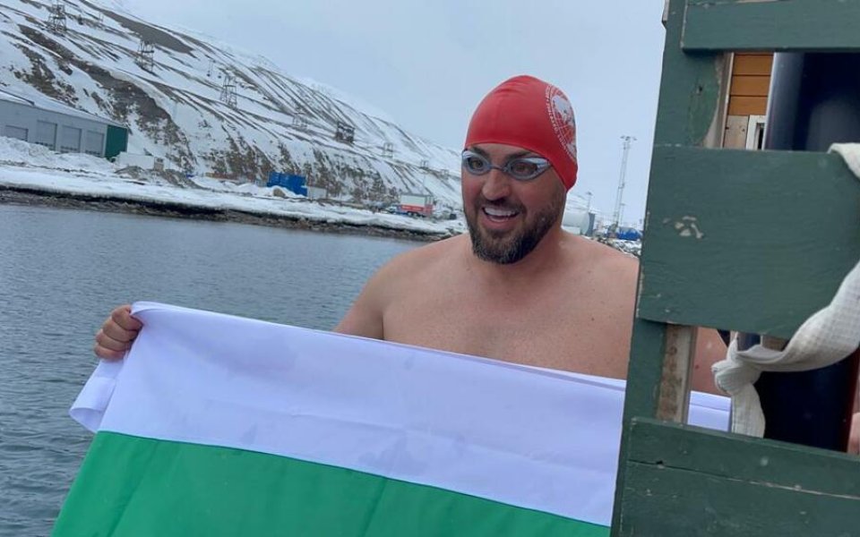 За Петър Стойчев няма граници: Спечели състезание по плуване на 45 г.