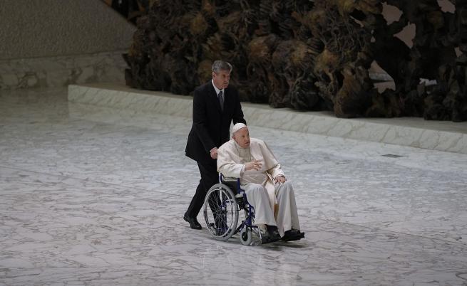 За първи път: Папа Франциск се появи на публично място в инвалидна количка