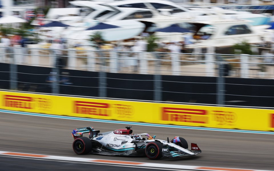 Пилотът на Мерцедес Джордж Ръсел оглави подреждането във втората свободна