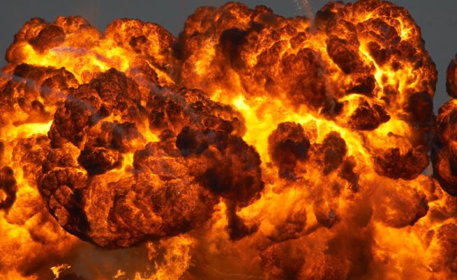 Стотици експлозии и пожар в промишлено предприятие край Детройт (ВИДЕО)