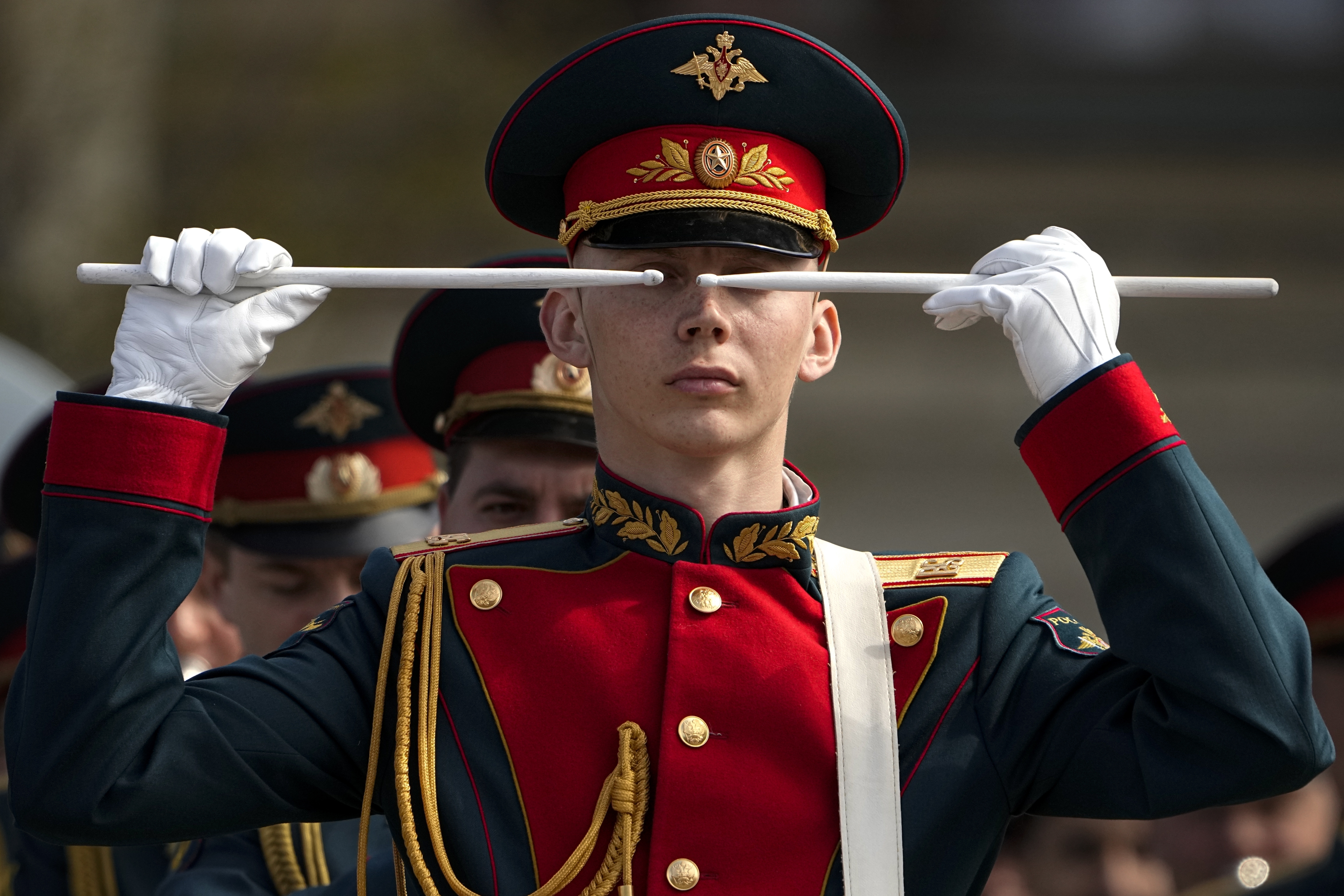 <p>На днешната репетиция по Червения площад в Москва преминаха междуконтинентални балистични ракети РС-24 &quot;Ярс&quot;, маршируващи войници и самоходни артилерийски установки, а в небето прелетяха военни самолети и хеликоптери.</p>