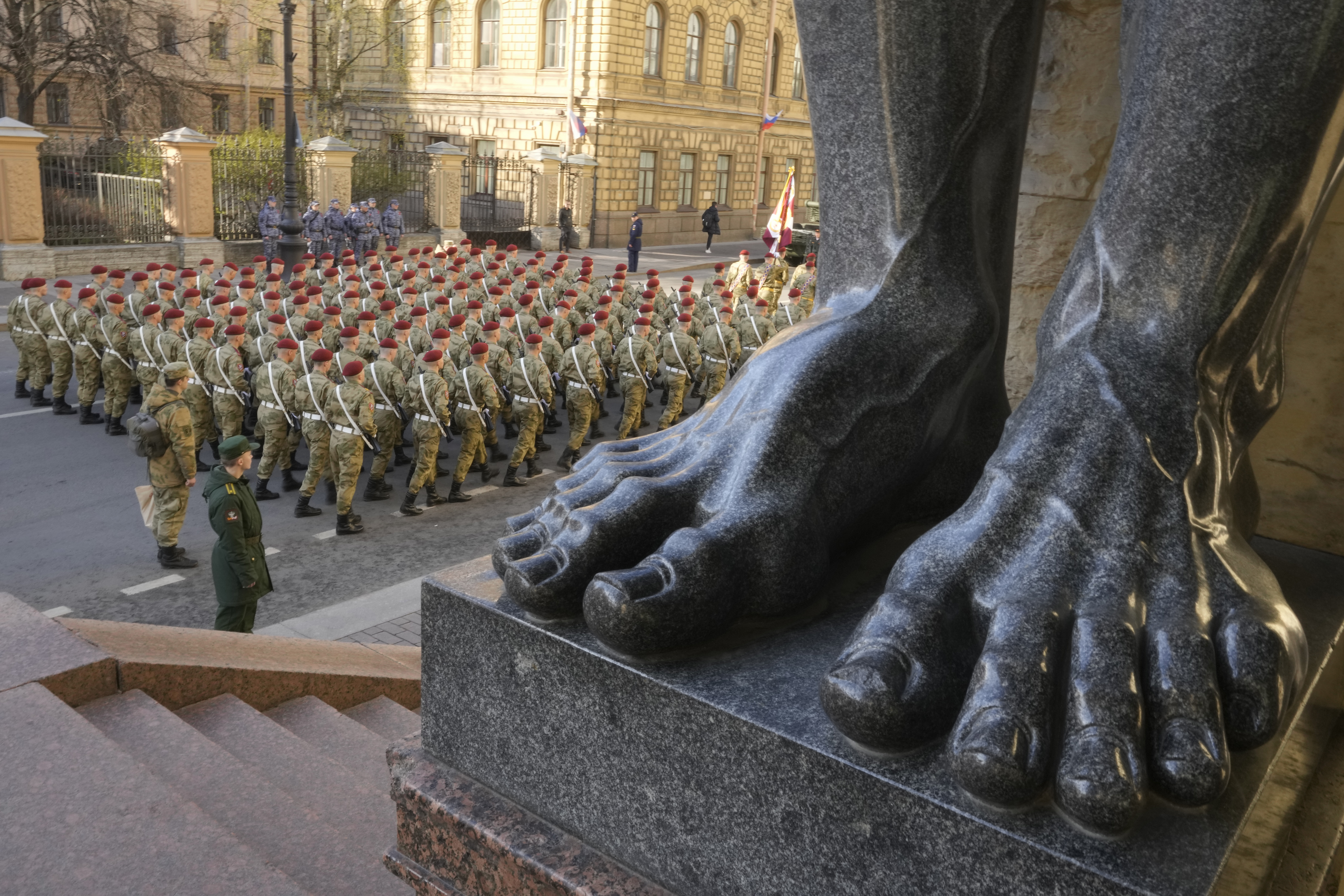 <p>На днешната репетиция по Червения площад в Москва преминаха междуконтинентални балистични ракети РС-24 &quot;Ярс&quot;, маршируващи войници и самоходни артилерийски установки, а в небето прелетяха военни самолети и хеликоптери.</p>