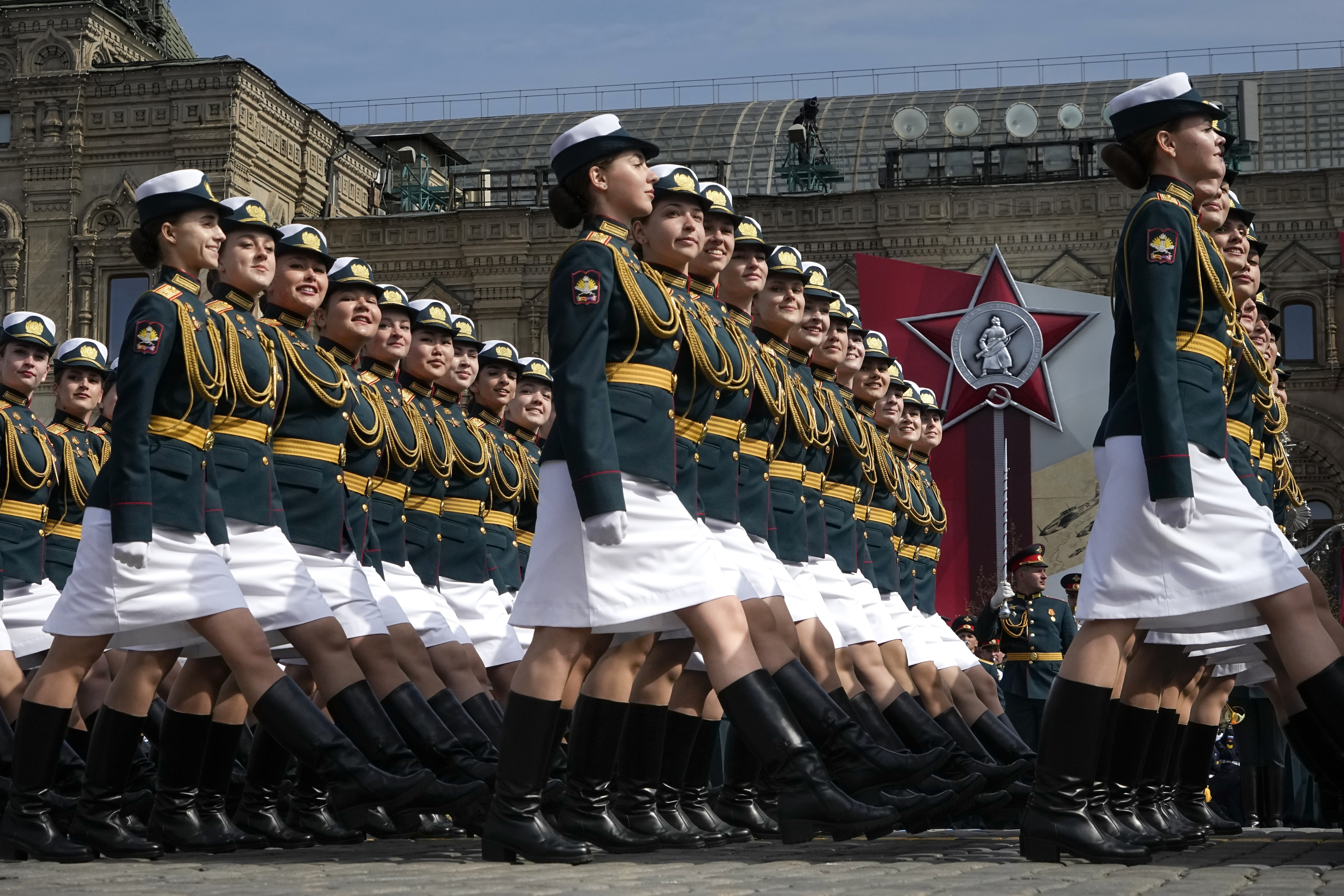 <p>На днешната репетиция по Червения площад в Москва преминаха междуконтинентални балистични ракети РС-24 &quot;Ярс&quot;, маршируващи войници и самоходни артилерийски установки, а в небето прелетяха военни самолети и хеликоптери.</p>