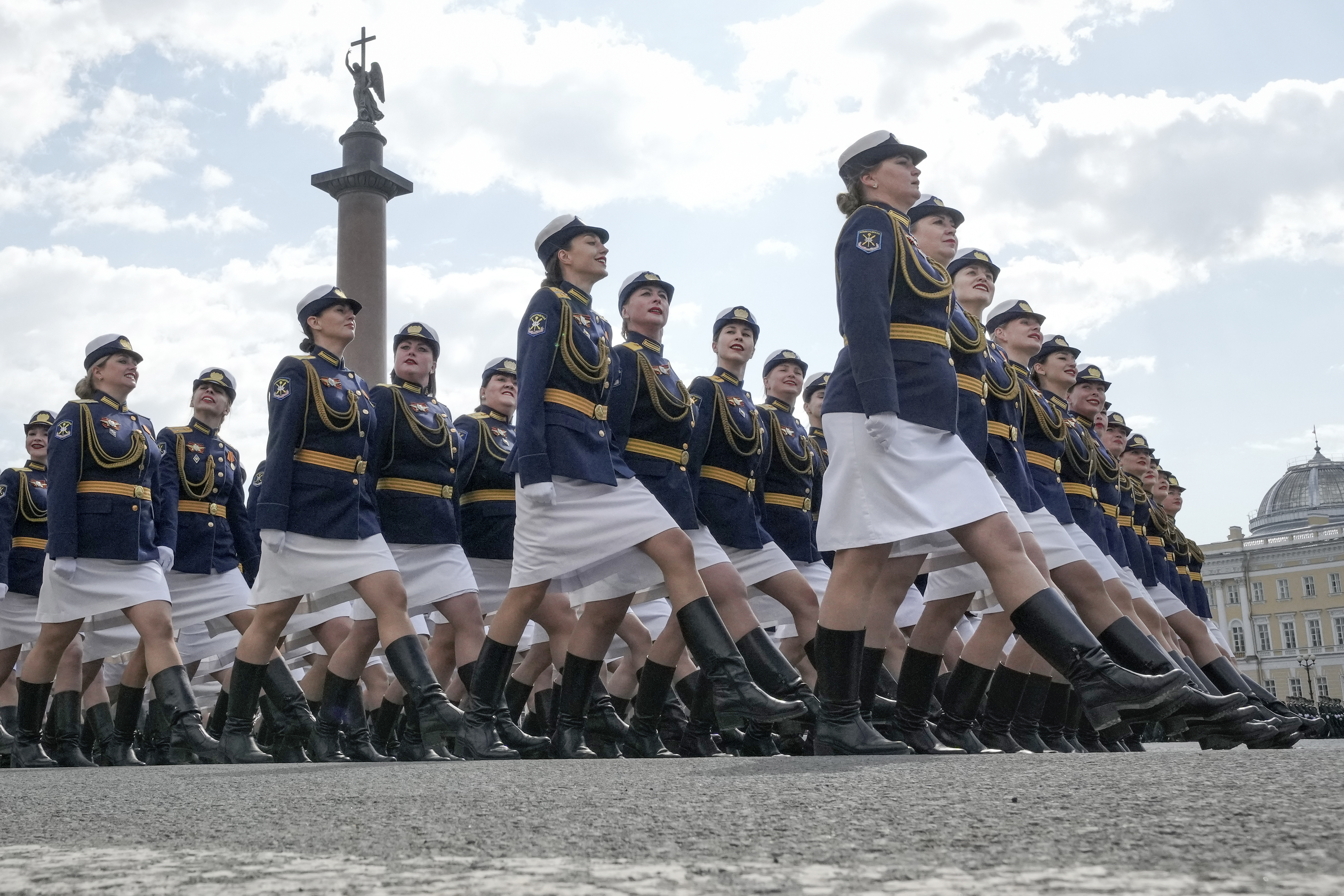 <p>На днешната репетиция по Червения площад в Москва преминаха междуконтинентални балистични ракети РС-24 &quot;Ярс&quot;, маршируващи войници и самоходни артилерийски установки, а в небето прелетяха военни самолети и хеликоптери.</p>