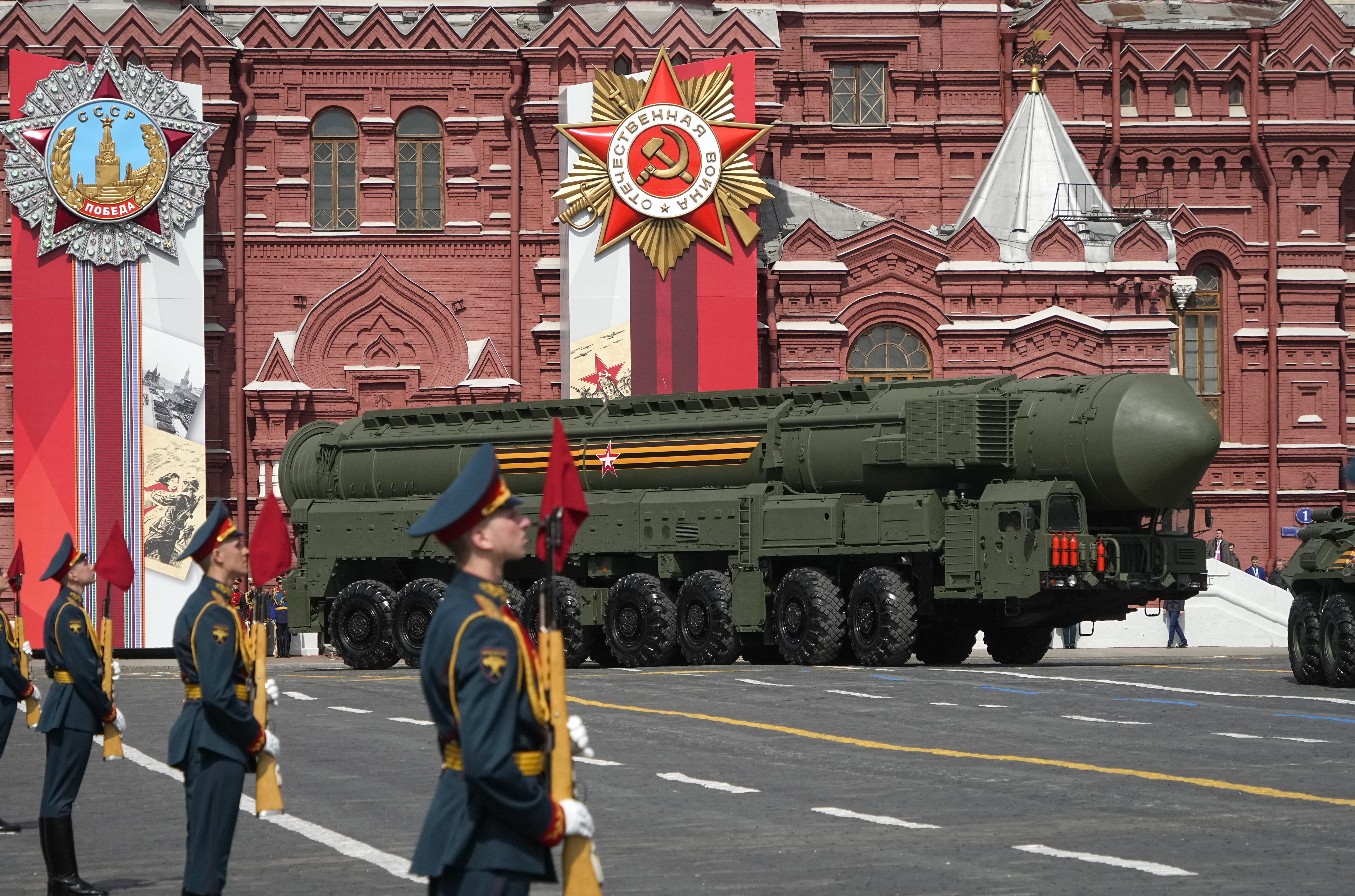 <p>На днешната репетиция по Червения площад в Москва преминаха междуконтинентални балистични ракети РС-24 &quot;Ярс&quot;, маршируващи войници и самоходни артилерийски установки, а в небето прелетяха военни самолети и хеликоптери.</p>
