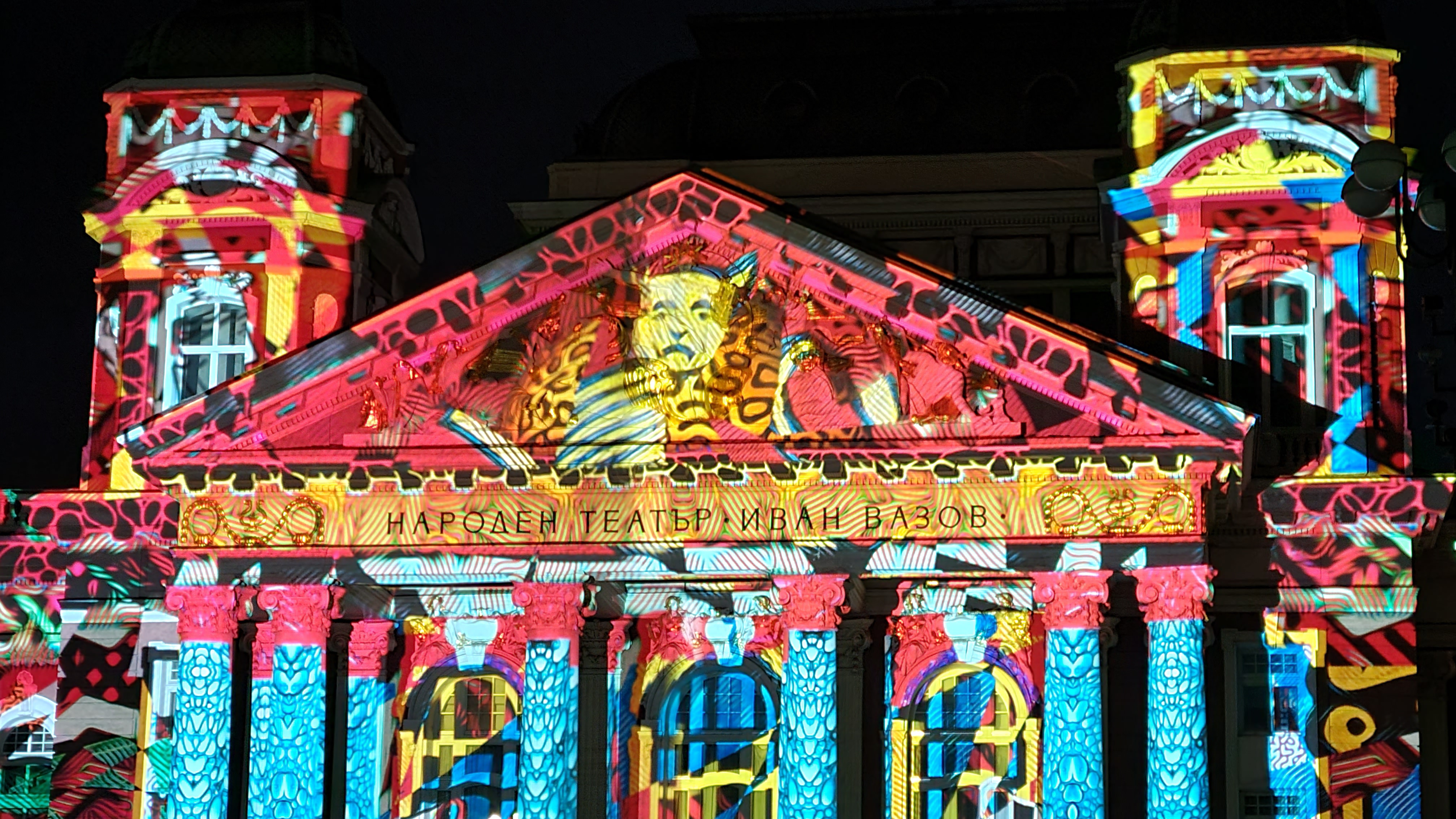 <p>Фестивалът на светлините Lunar преобразява централната част на София. Събитието представя визуално изкуството на артисти от Австралия, България, Индия, Испания, Франция и Швеция.</p>