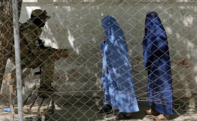 В Афганистан: Талибаните наредиха на жените да ходят с бурка на обществени места