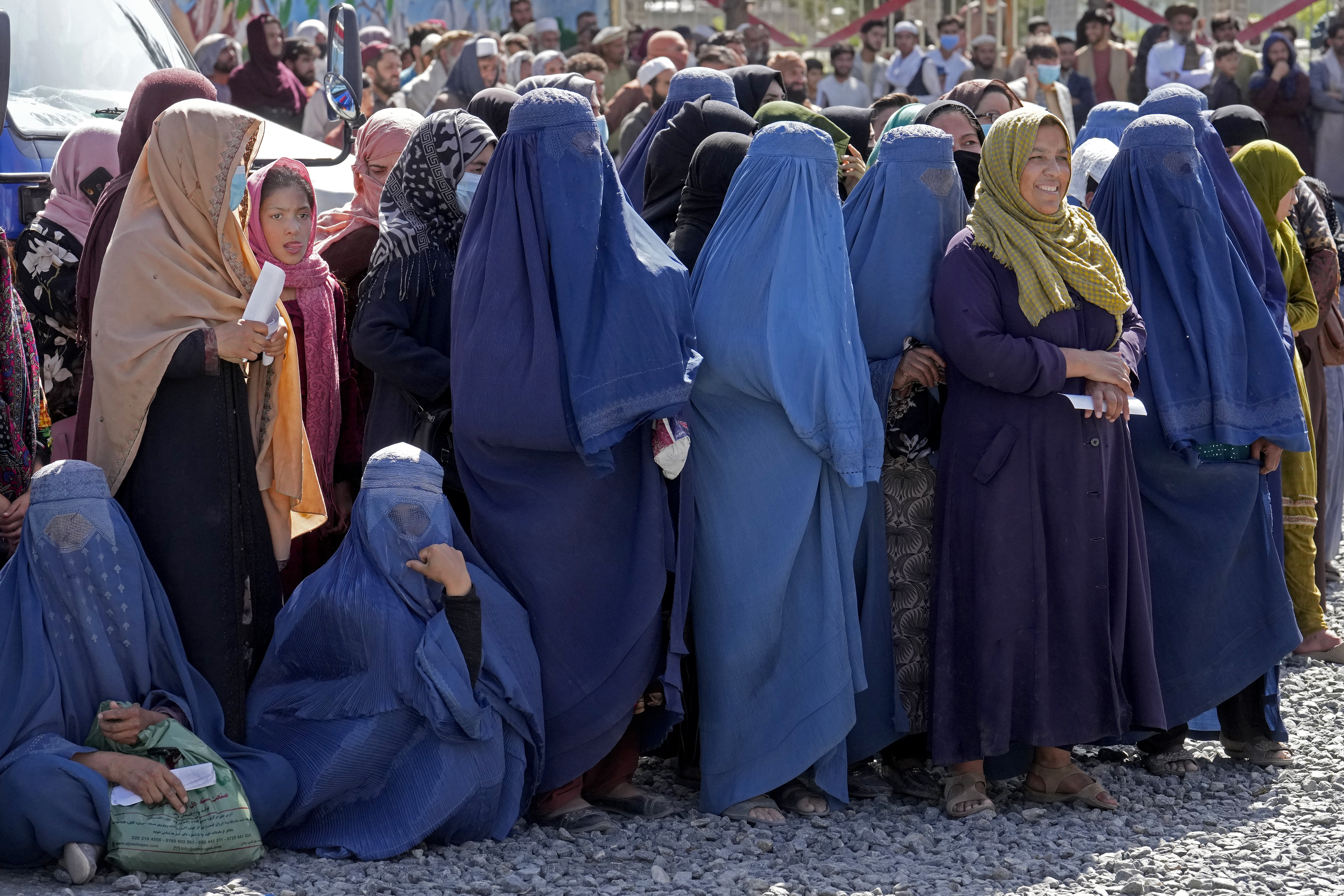 <p>Ръководството на афганистанските талибани нареди на всички афганистанки да ходят с бурка на обществени места. &quot;Жените, които не са много млади и не са много стари, трябва да закриват лицето си пред всички мъже, които не са членове на семейството&quot;, се казва в разпореждане на върховния лидер на талибаните.</p>