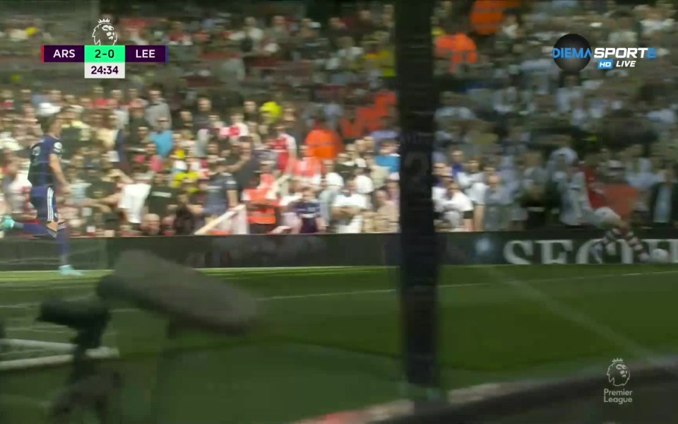 В 26-ата минута Люк Ейлинг направи изключително грубо нарушение срещу