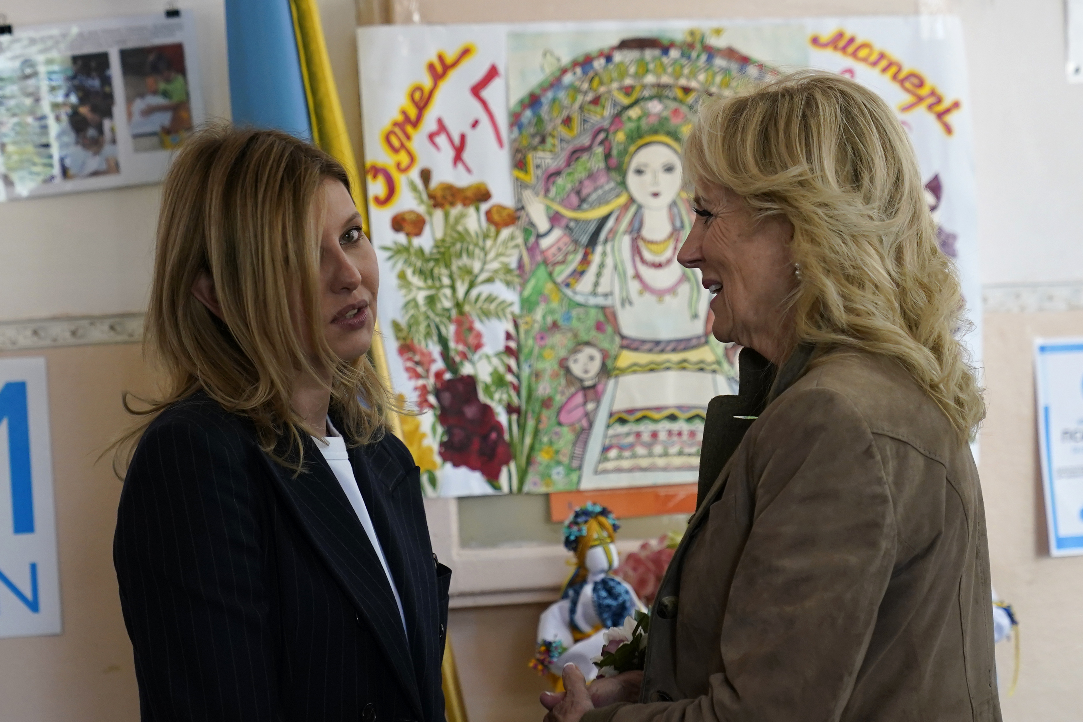 <p>Джил Байдън посети днес изненадващо Украйна. Първата дама на САЩ се срещна със съпругата на украинския президент, Олена Зеленска, за да покаже подкрепата на САЩ за Украйна.</p>