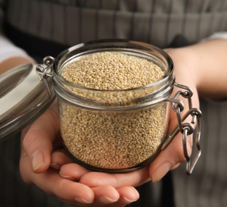 Киноата Chenopodum quinoa е едногодишно растение с широки листа По често смятана