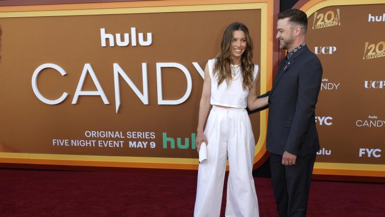  Джесика Бийл и Джъстин Тимбърлейк като ин и ян за премиерата на сериала “Candy ” 