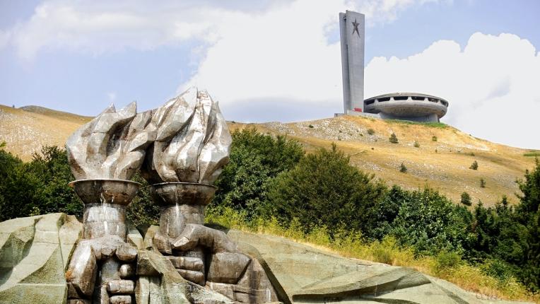  Паметникът Бузлуджа - изоставено удостоверение на предишното 