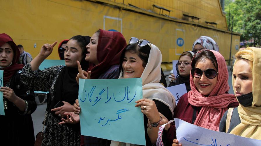 Десетина жени излязоха на демонстрация в Кабул срещу решението на талибаните да направят задължително носенето на бурки на обществени места. Повечето от тях не бяха покрили лицата си.