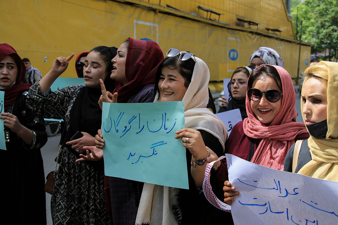 <p>Десетина жени излязоха на демонстрация в Кабул срещу решението на талибаните да направят задължително носенето на бурки на обществени места. Повечето от тях не бяха покрили лицата си.</p>
