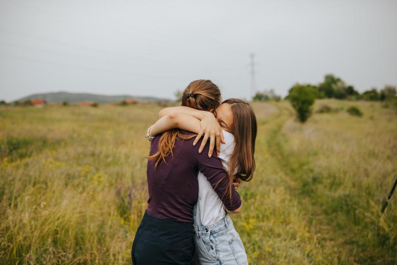<p><strong>Мечешка прегръдка</strong></p>

<p>Тази прегръдка е за добри приятели и близки. Знаете за какво говорим - за онази силна прегръдка, която давате на приятеля си, когато не сте го виждали твърде дълго. Тази, която баба ви или сестра ви дава всеки път, когато ви види, защото се обичате много. Тези прегръдки означават много, тъй като зад тях се крие много емоция. Те са истинските и са запазени само за най-добрите хора в живота ви.</p>