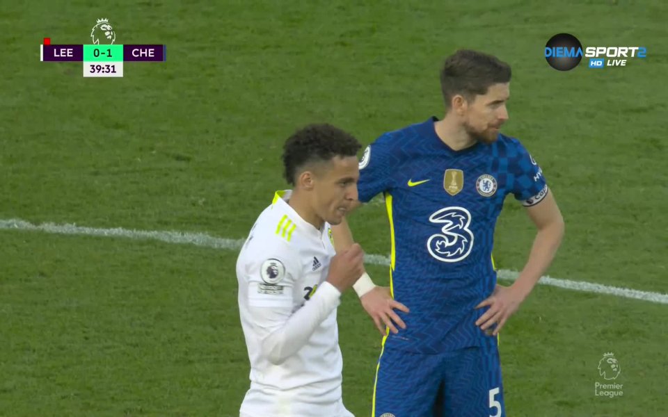 В края на първата част на двубоя между Лийдс и