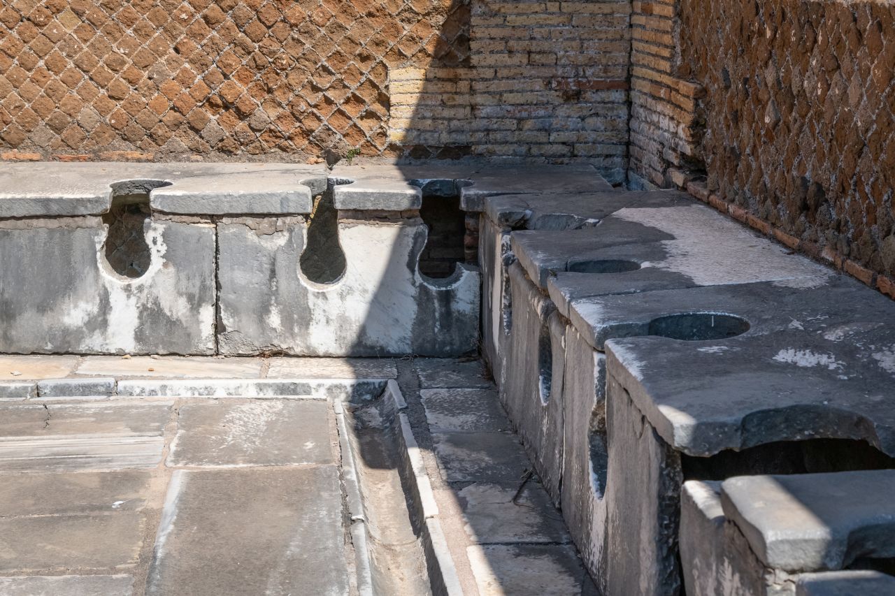 <p><strong>1. Урината</strong></p>

<p>Урината била доста ценна в древен Рим. Римляните използвали урината за редица процеси, включително натрупване на тен, почистване на вълна и дори избелване на зъби. Така че&nbsp;тези, които използвали обществена тоалетна в Рим, си плащали като оставяли урината си в специално поставени контейнери.</p>

<p>.</p>