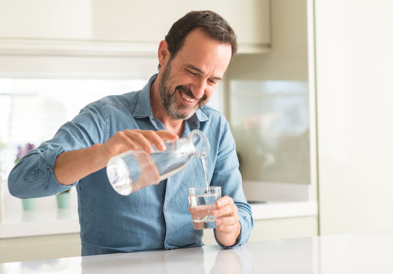 <p><strong>3. Пийте вода</strong></p>

<p>Дехидратацията води до световъртеж, главоболие и сухота в устата. За да се върнете бързо към нормалното си състояние, трябва да пиете много вода.&nbsp;Приемайте по една чаша няколко пъти през целия ден.&nbsp;Добавянето на захар или мед към водата ви също може да помогне за възстановяване и намаляване на симптомите на махмурлук.</p>

<p>.</p>