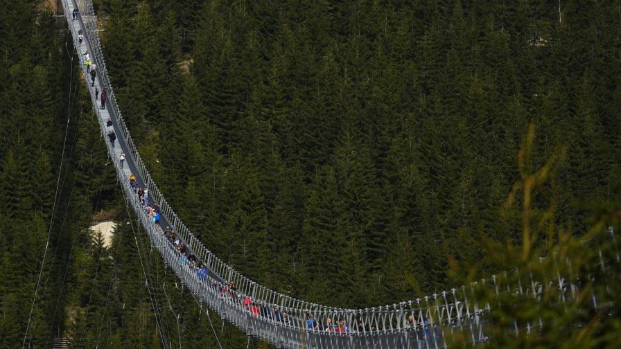 Най-дългият висящ пешеходен мост в света бе открит в Чехия