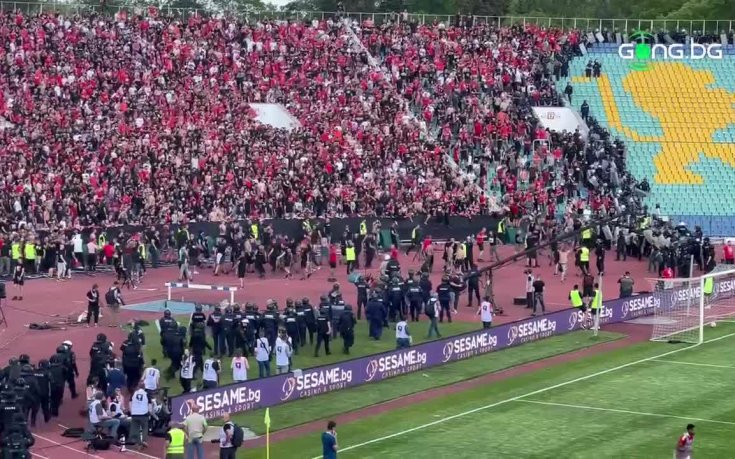 Фенове на ЦСКА нахлуха на пистата след “синя” провокация