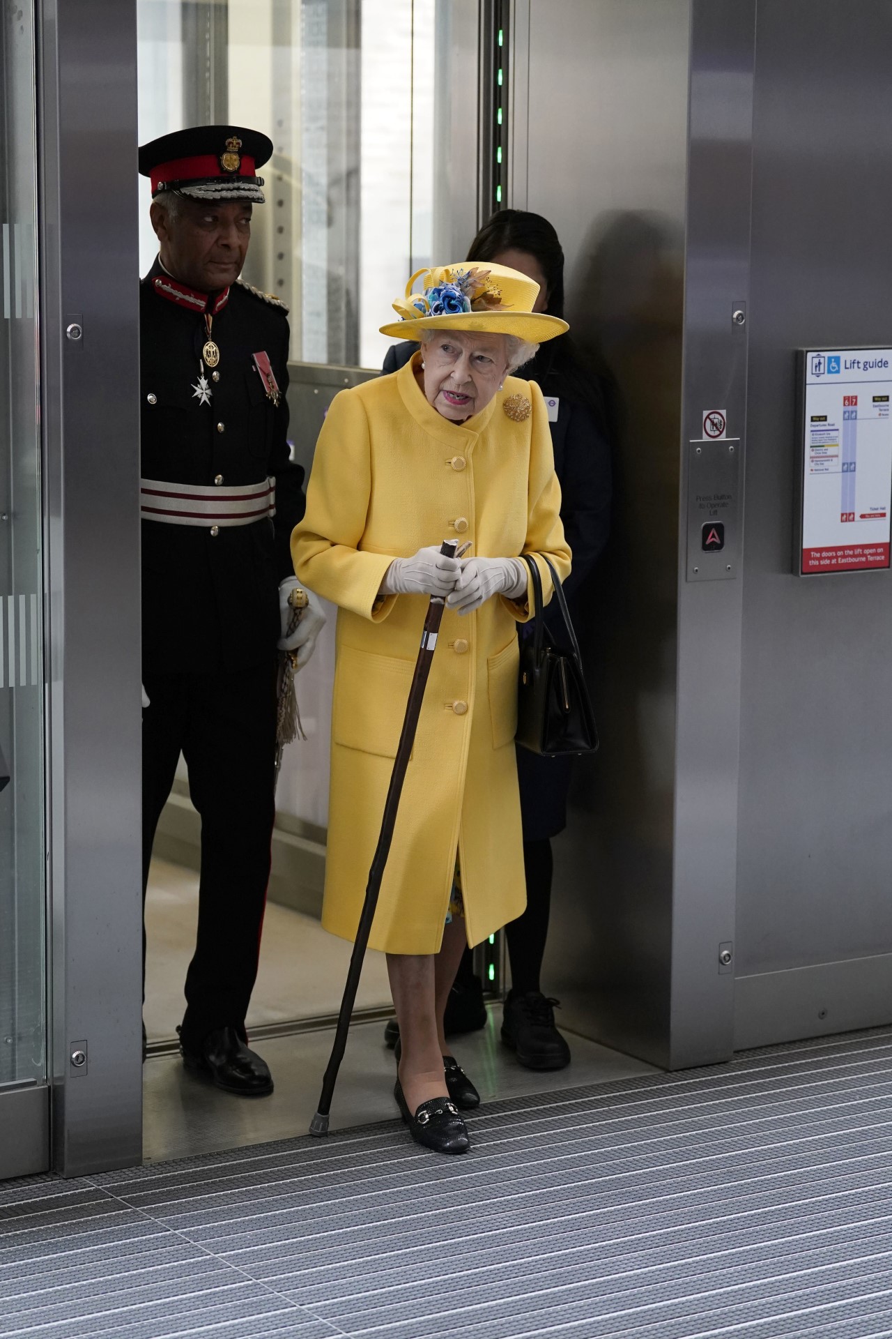 <p>Британската кралица Елизабет Втора, която ограничи публичните си прояви, се появи на метростанция &quot;Падингтън&quot;, за да види новата линия на лондонското метро - &quot;Елизабет&quot;</p>