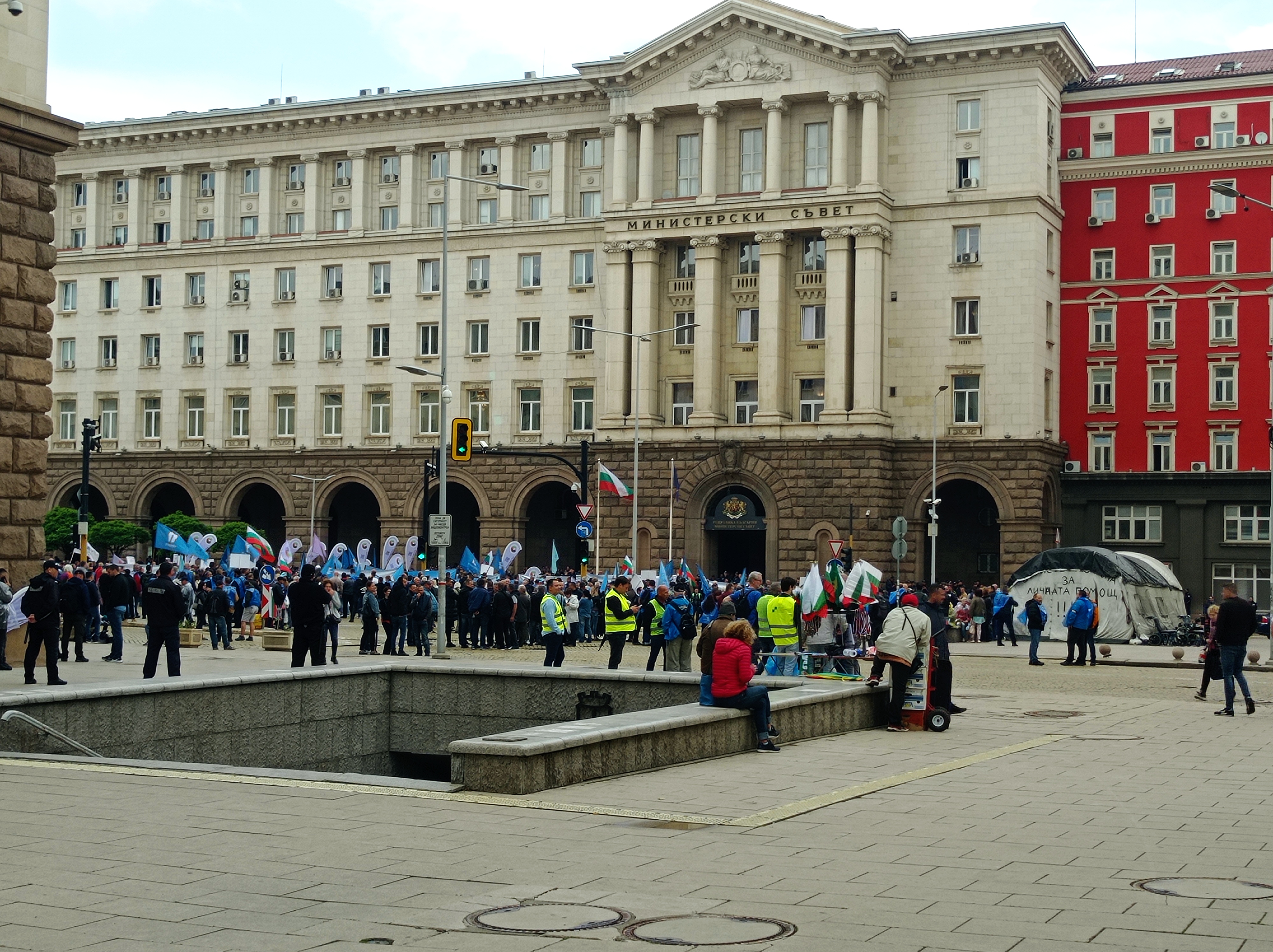 Представители на транспортния сектор протестират в София.
