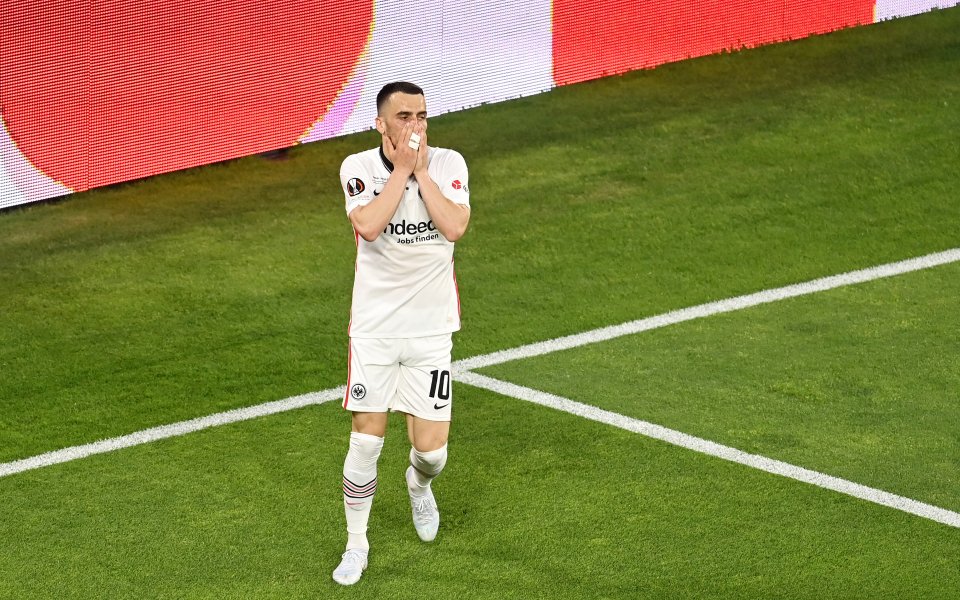 Футболистът на Айнтрахт Филип Костич отново е свързван с преминаване