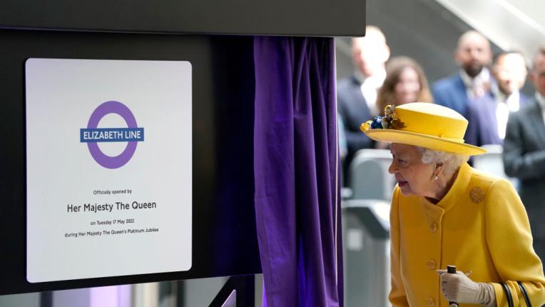 Елизабет II откри нова линия на метрото в Лондон, кръстена на нея