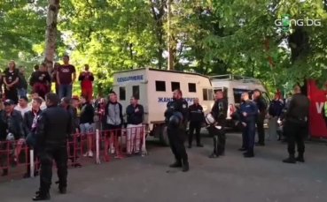 Гневни фенове на ЦСКА обградиха съблекалнята на червените