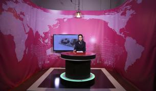 Архивна снимка от 2017 г. на 20-годишната телевизионна водеща Басира Джоя от телевизия "Зан" в Кабул, по време на запис на предаване