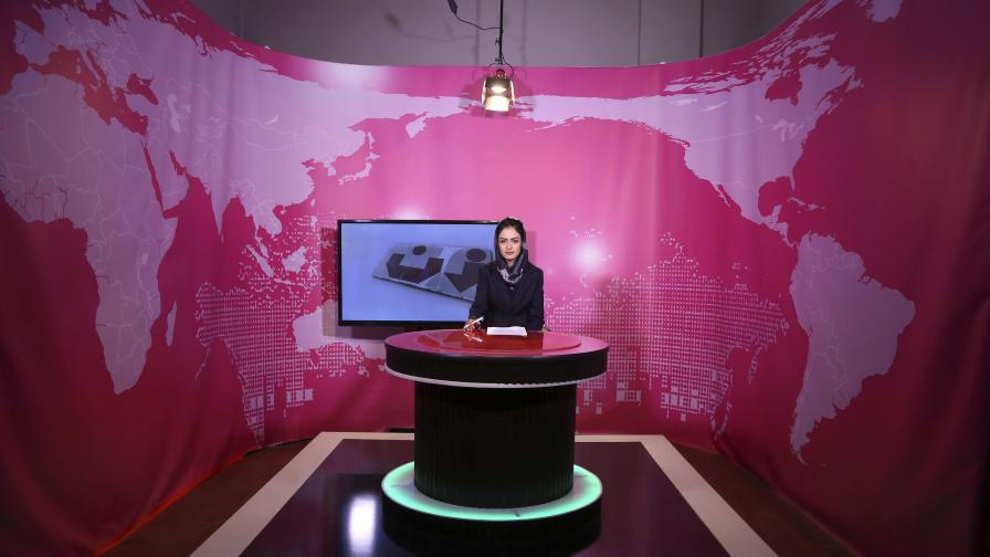 Архивна снимка от 2017 г. на 20-годишната телевизионна водеща Басира Джоя от телевизия "Зан" в Кабул, по време на запис на предаване