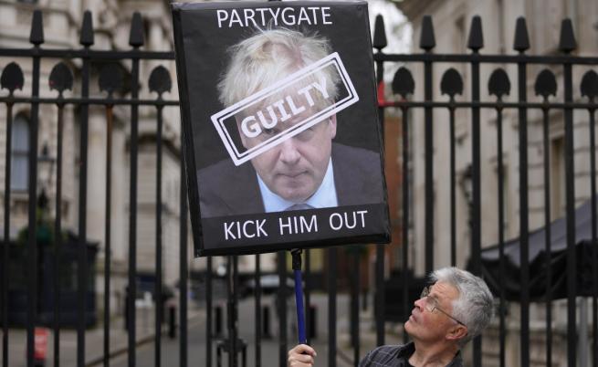 Нови снимки, показващи как Борис Джонсън пие на събиране, възобновиха скандала 