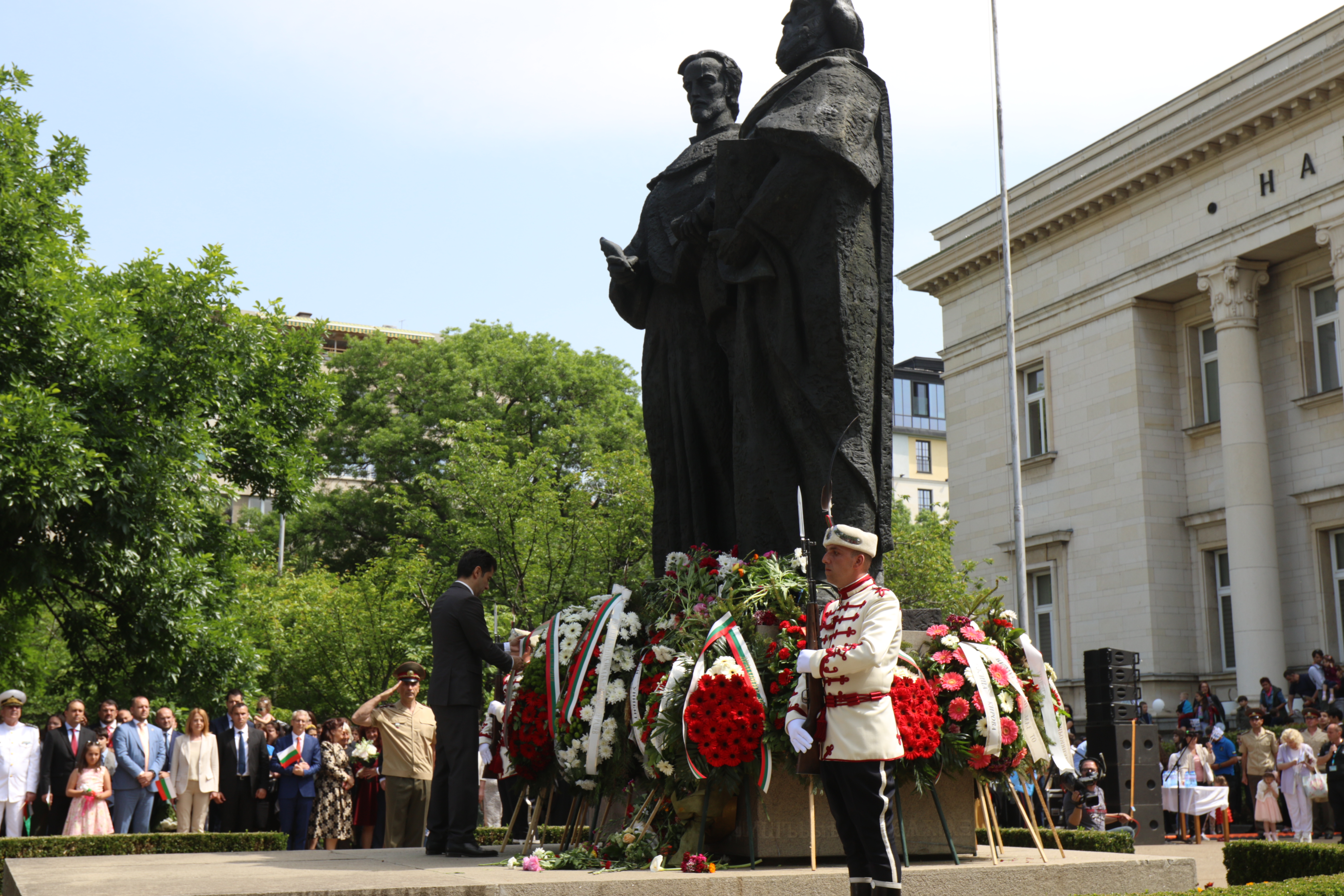 <p>София отбелязва 24 май с най-масовото изпълнение на химна &bdquo;Върви народе възродени&ldquo;. Официалната церемония започна точно в 11:00 ч., пред паметника на Светите равноапостолни братя Кирил и Методий пред Националната библиотека в столицата. Общоградско шествие тръгна от площад &bdquo;Независимост&ldquo; в 10:30 ч. и завърши пред паметника на светците.</p>