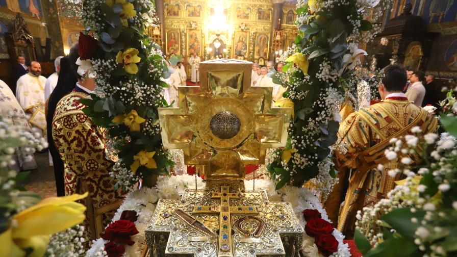 <p>Митрофанова уважи празничната литургия за 24 май в &quot;Св. Неделя&quot;</p>
