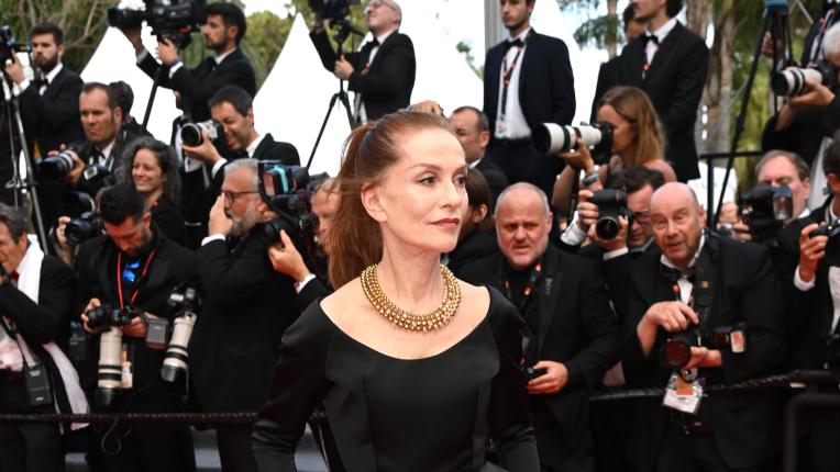  Изискана в черно: Изабел Юпер на аления килим в Кан 