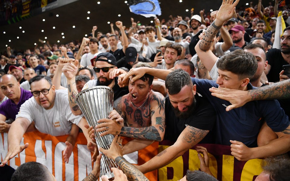 Десетки хиляди тифози приветстваха отбора на Рома след историческия триумф