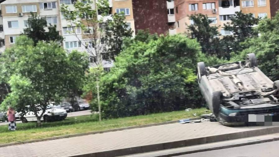 Зрелищна катастрофа блокира столичния бул. „Александър Малинов“