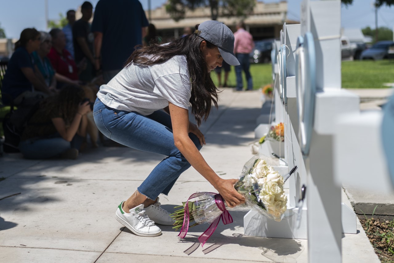 <p>Херцогинята на Съсекс Меган Маркъл посети мемориала в памет на жертвите на стрелбата в началното училище в Тексас</p>