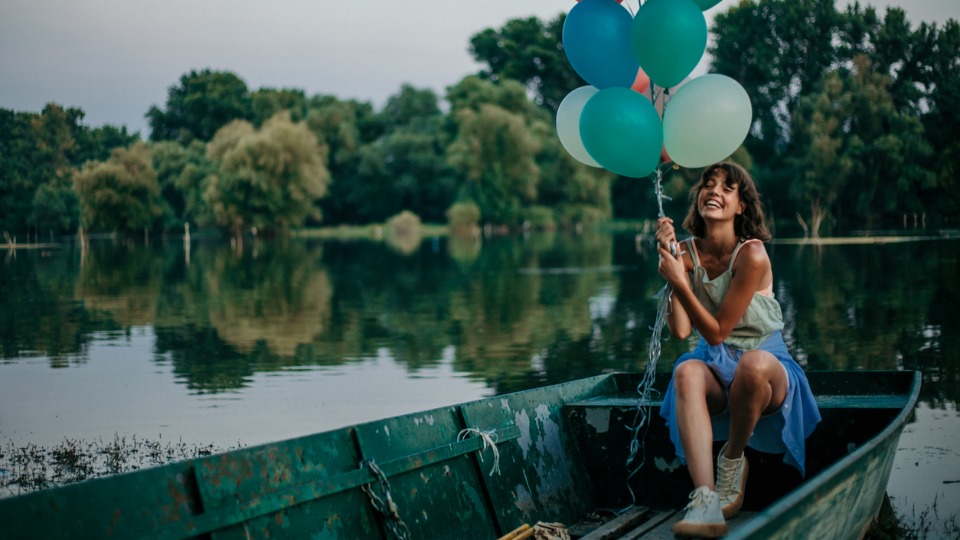 жена лято лодка балони езеро щастие усмивка празник