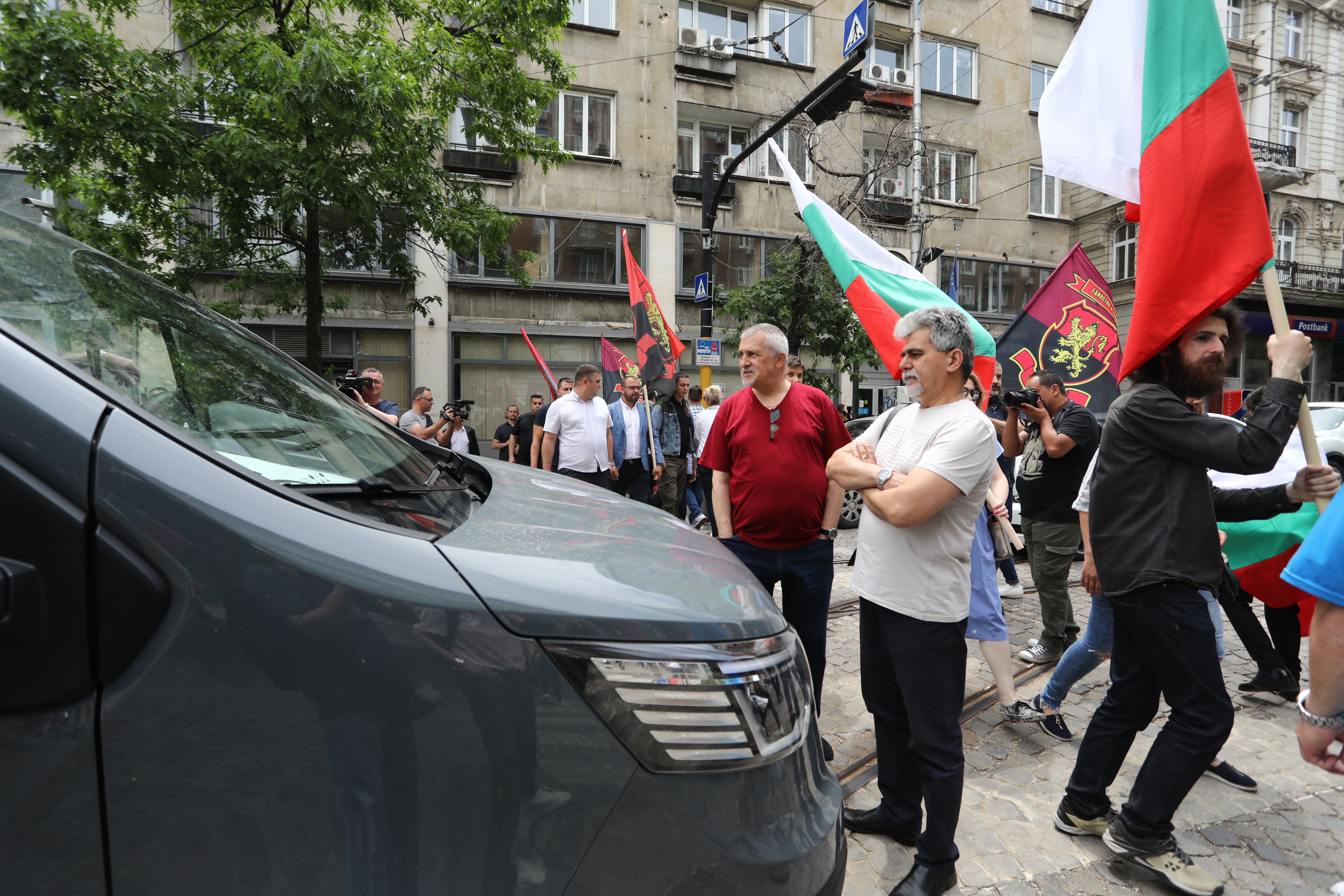 <p>Активисти на ВМРО излязоха на протест пред сградата на Комисията за енергийно и водно регулиране (КЕВР) в столицата, за да изразят недоволството си от предлаганото увеличение на цената на топлинната и електрическата енергия</p>