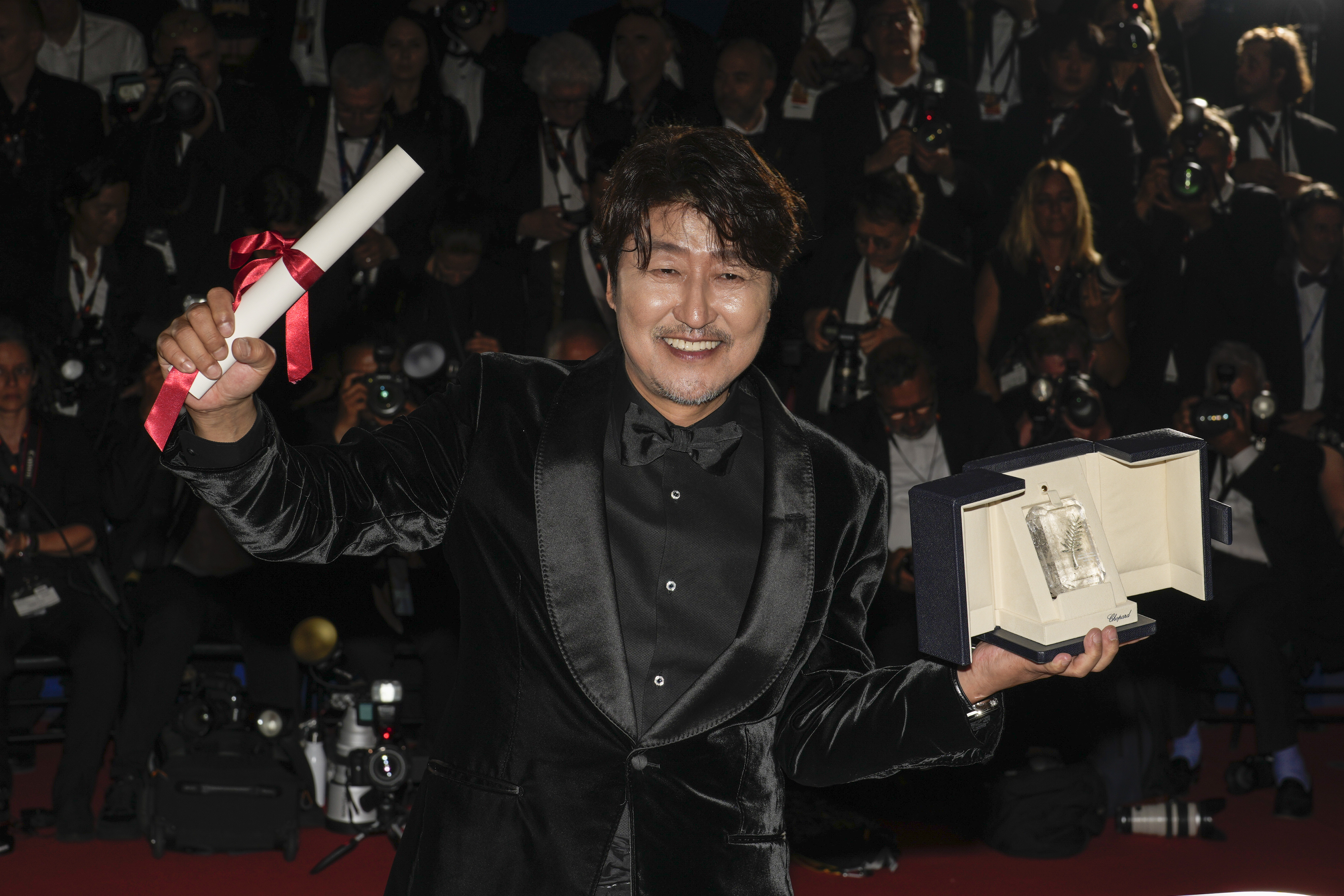 <p>За най-добър актьор&nbsp;бе отличена звездата от Република Корея Сон Кан-хо за изпълнението му в продукцията &quot;Посредник&quot; на японския режисьор Хирокадзу Корееда.&nbsp;</p>