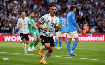 Италия и Аржентина играят при резултат 0 1 в двубой между шампионите