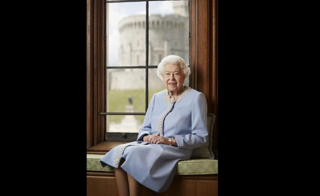 Без корона, но величествена: Нов портрет на кралица Елизабет II за платинения ѝ юбилей