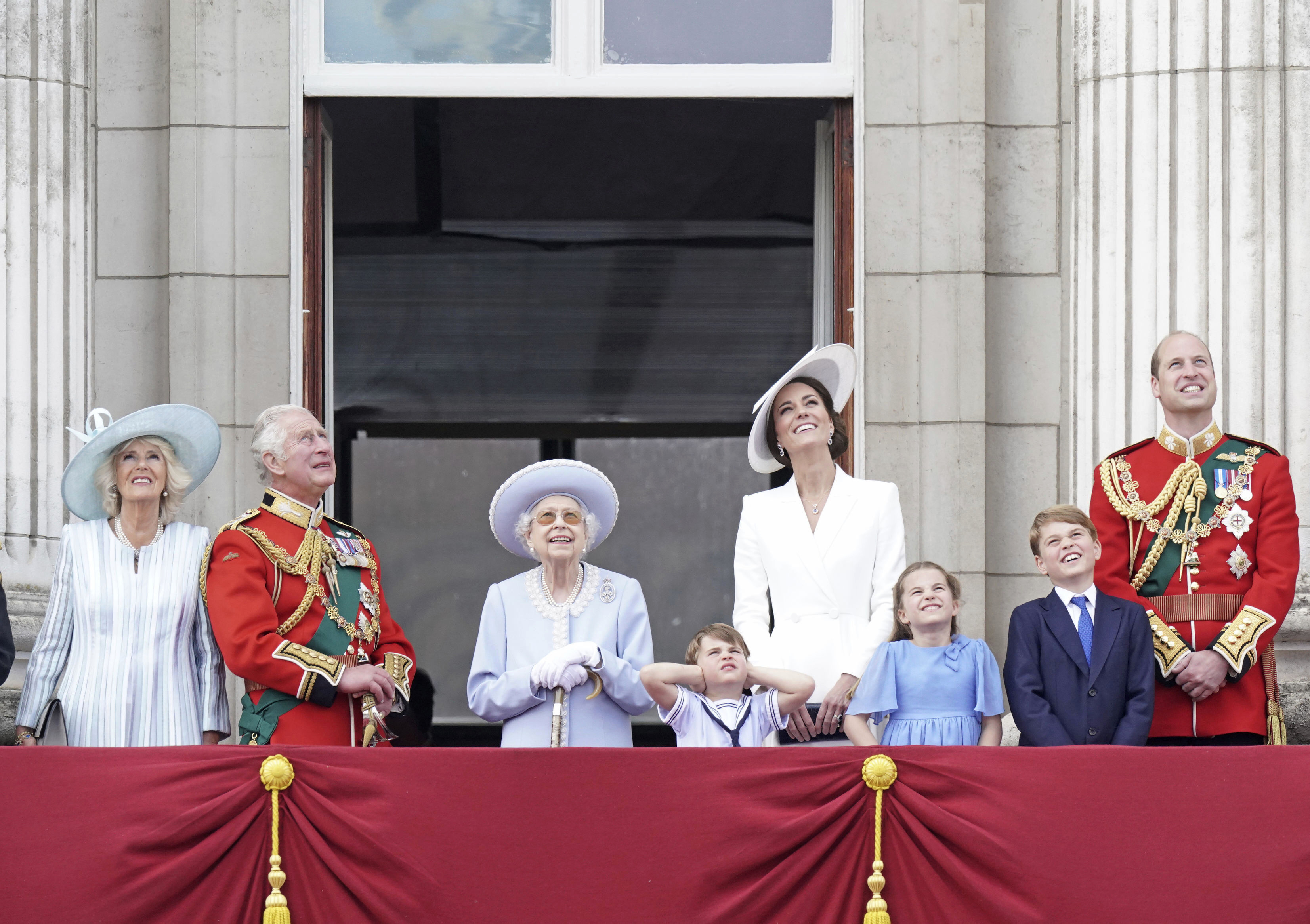 <p>Четиридневните тържества за 70-ата годишнина от възкачването на британския престол на Елизабет Втора започнаха днес. А едни от най-чаровните присъстващи са децата на принц Уилям и Кейт Мидълтън - Джордж, Луи и Шарлот</p>